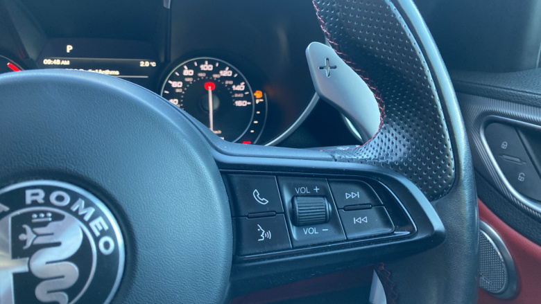 Alfa Romeo Giulia 2.0 TB 280 Veloce [Performance brake] 4dr Auto Petrol Saloon